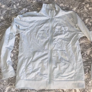 EA7 kofta  - Använd 1-2 ggr, väldigt bra skick och väl omhändertagen! Stor i storlek då den är köpt på man avdelning(men funkar dock som unisex om man gilllar oversized)😊
