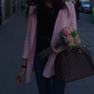 Rosa cardigan från Gina Tricot - Säljer en söt rosa cardigan från Gina Tricot i storlek XS. Den har en öppen design med långa ärmar och två fickor framtill. Perfekt för att lägga till en färgklick i din outfit! 💖