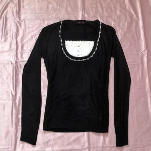 Svart långärmad topp med spets och litet beige band - ~ japanese brand  - Excellent condition - Length 63cm    Width  45cm    Sleeve Length 65cm 