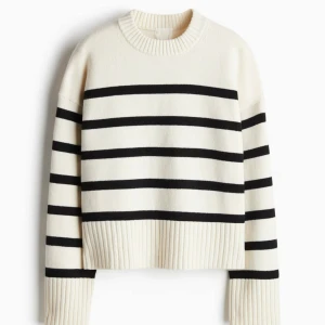 Randig stickad tröja från h&m - Säljer den här stickade tröjan från H&M för att den nästan aldrig har kommit till användning, kan ej hitta någon lapp där det står storleken men jag är nästan helt säker på att jag tog den i storlek S 🤍