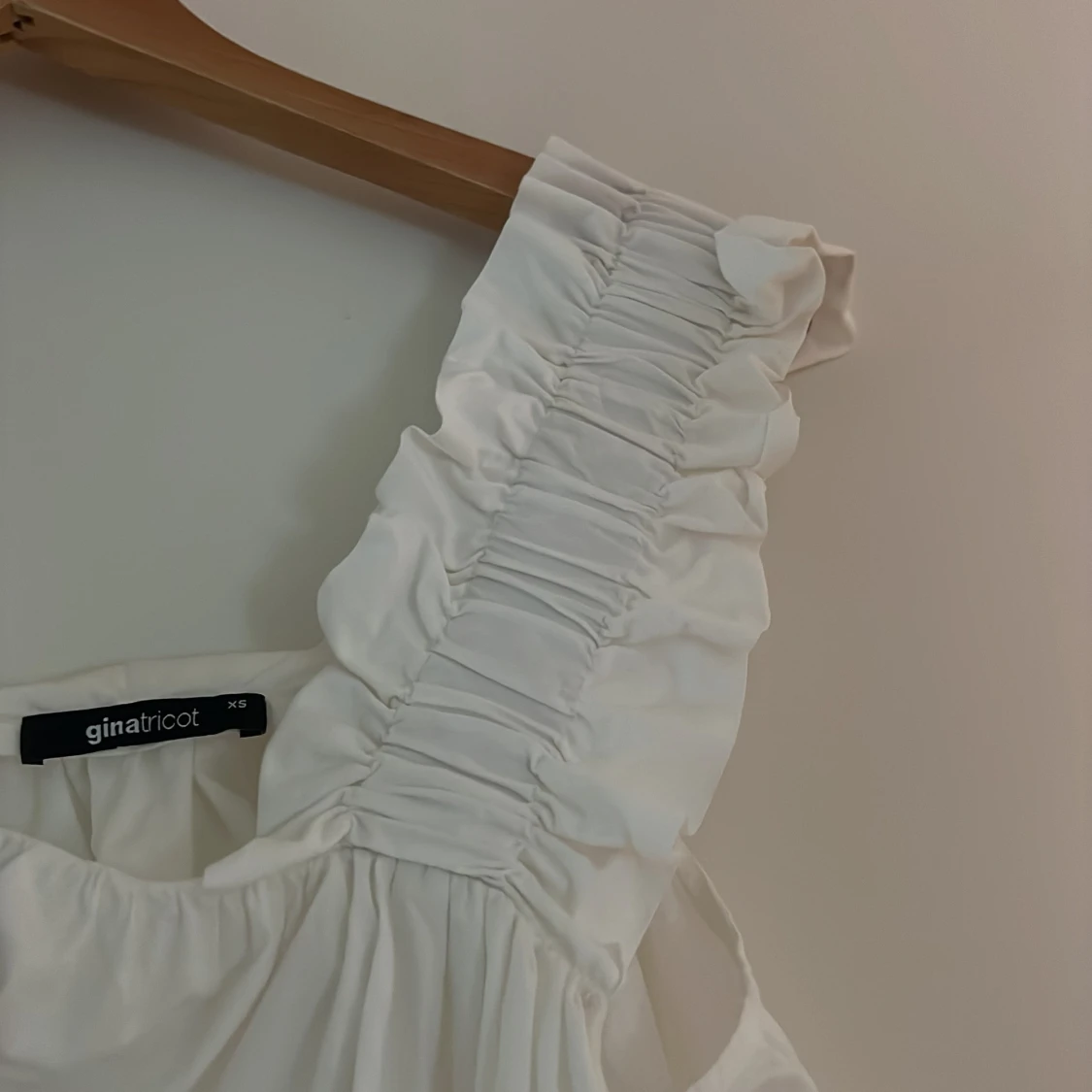 Vit topp med volangdetaljer från Gina Tricot - 2