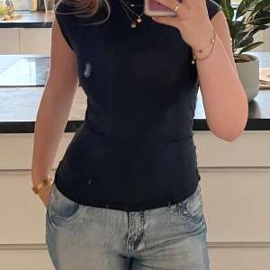 Marinblå topp med båtringning - Snygg marinblå topp med båtringning. Säljer då den ej kommer till användning längre💕