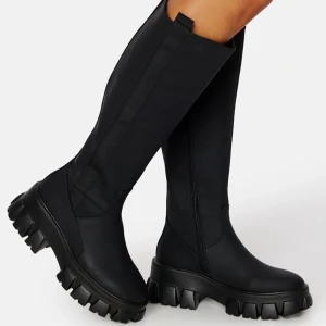  Höga boots ifrån bubbleroom - Fina stövlar till billigt pris!!! 