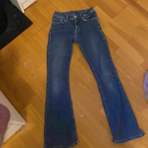Blå jeans med bootcut - Snygga blå jeans med bootcut-stil och låg midja. De har klassiska fem fickor och en dragkedja med knapp framtill. Perfekta för en avslappnad look. ✨✨✨