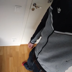 Nike Tech I Storlek Medium - Jag säljer denna Nike Tech fleece eftersom har tröttnat lite på den, jag ramlade när jag och skrapade upp armbågen så den är ihopsydd. Visas på sista bilden. Förutom det är den i väldigt bra skick.