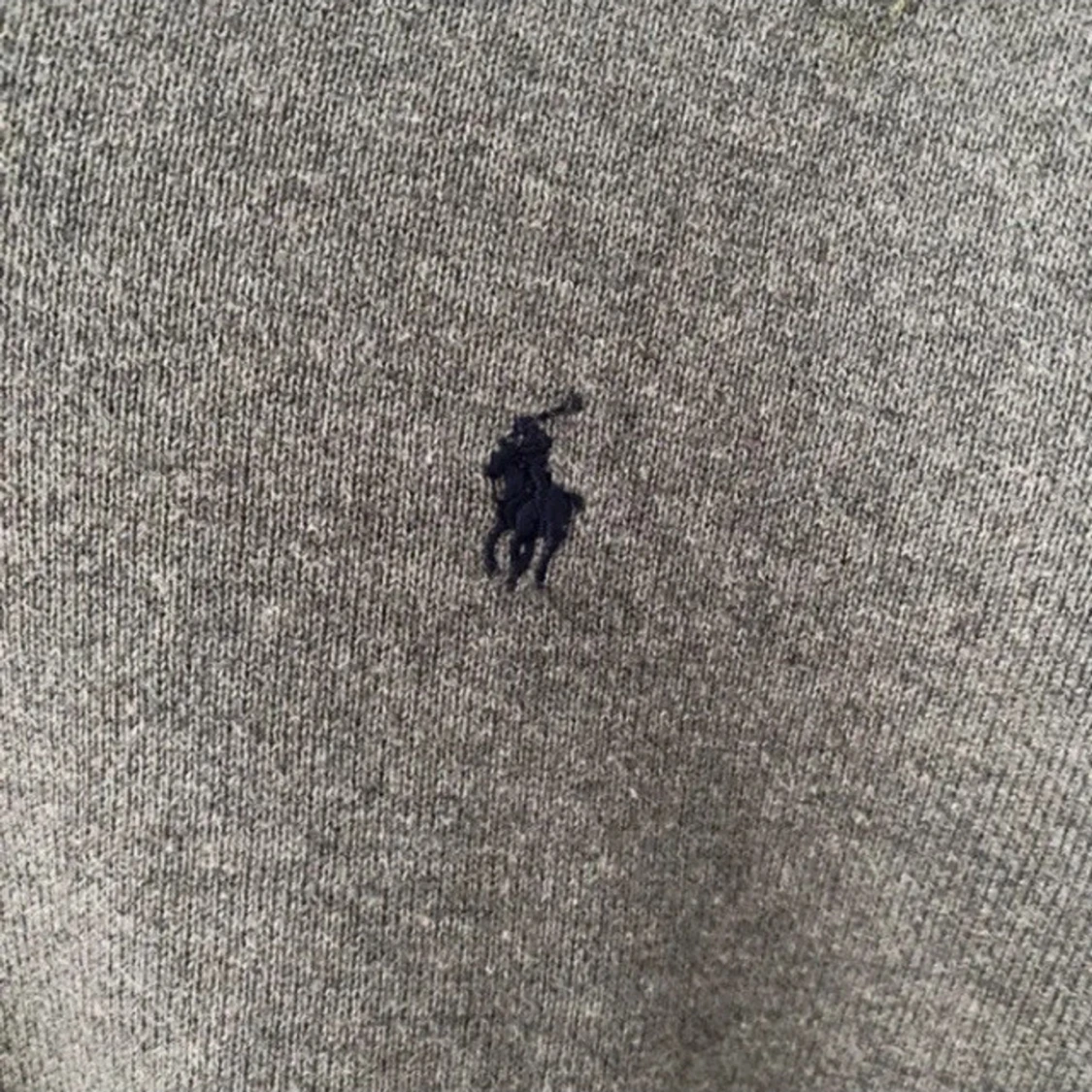 Grå tröja med bruna armbågslappar från Polo - 2