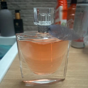 Lancôme parfym - Lancôme parfym, använd 1 gång. 90ml, köpt för 900kr. Säljer för 600kr. 