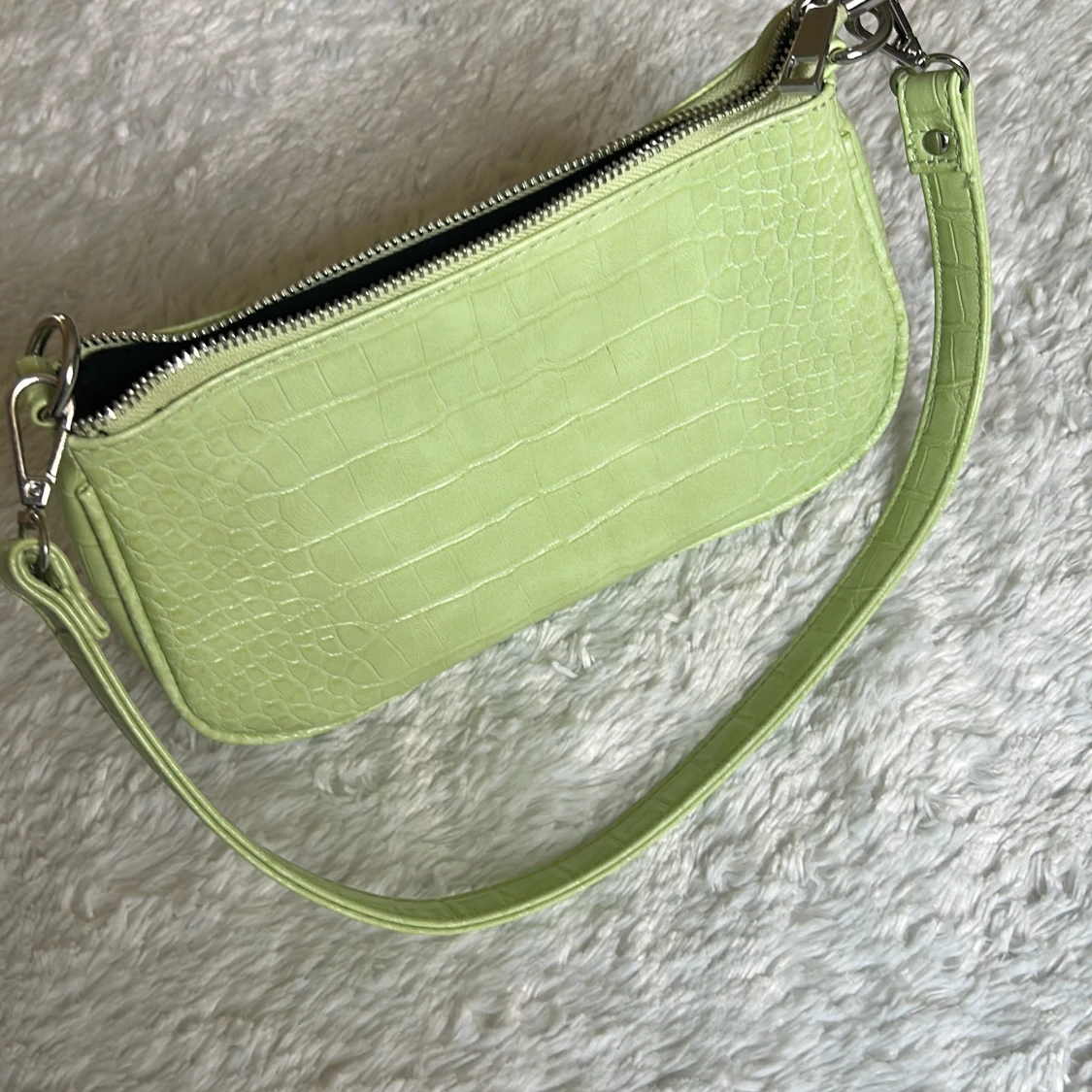 Ljusgrön axelväska med krokodilmönster - 1