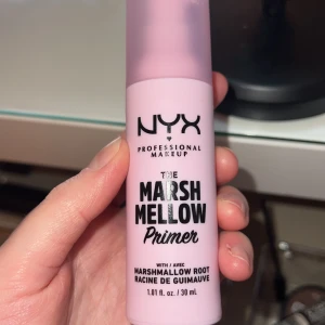 NYX Marshmellow Primer - NYX Marshmellow Primer i en söt rosa flaska på 30 ml.