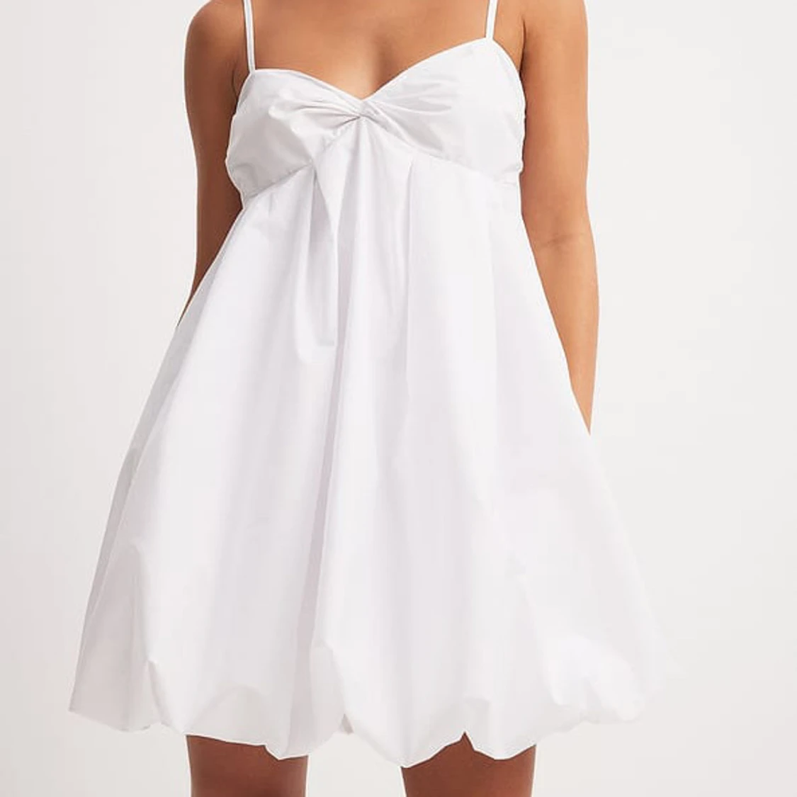 Vit ballongklänning