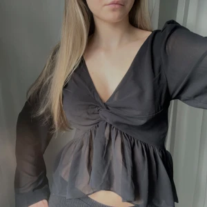 Svart blus- H&M - Säljer denna superfina svarta lite genomskinliga blus från H&M ❣️Den är lite öppen vid ryggen med en knytning. Använd fåtal gånger. 