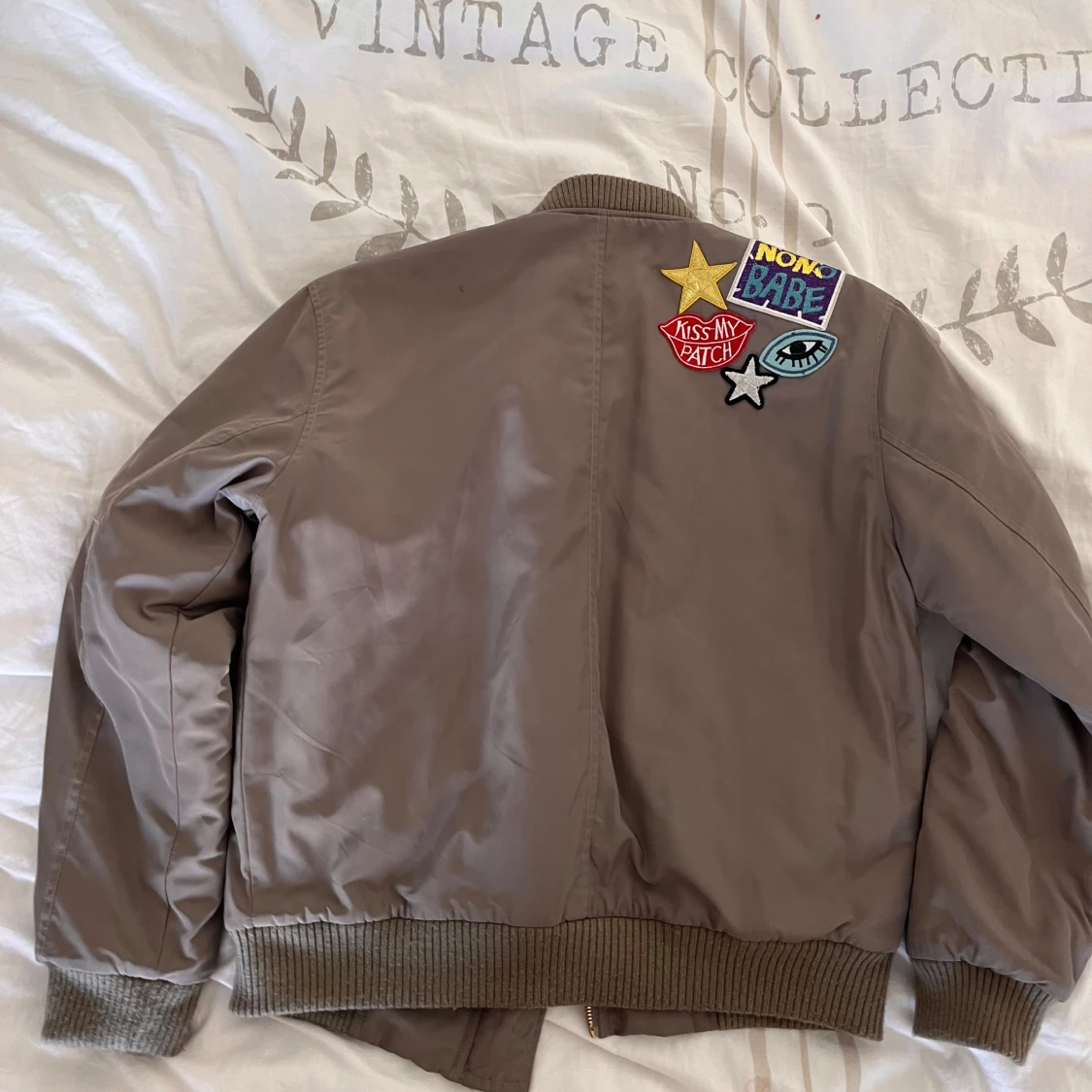  Bomberjacka med patches från Glamorous - 1