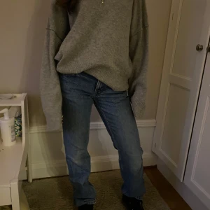 Blå jeans - Snygga blå jeans med en klassisk straight fit. De är lågmidjade(Arrow Low Straight Jeans).De är lite slitna ner till och en lite ljusare fläck som man kan se på sista bilden men inget man tänker på alls enligt mig.