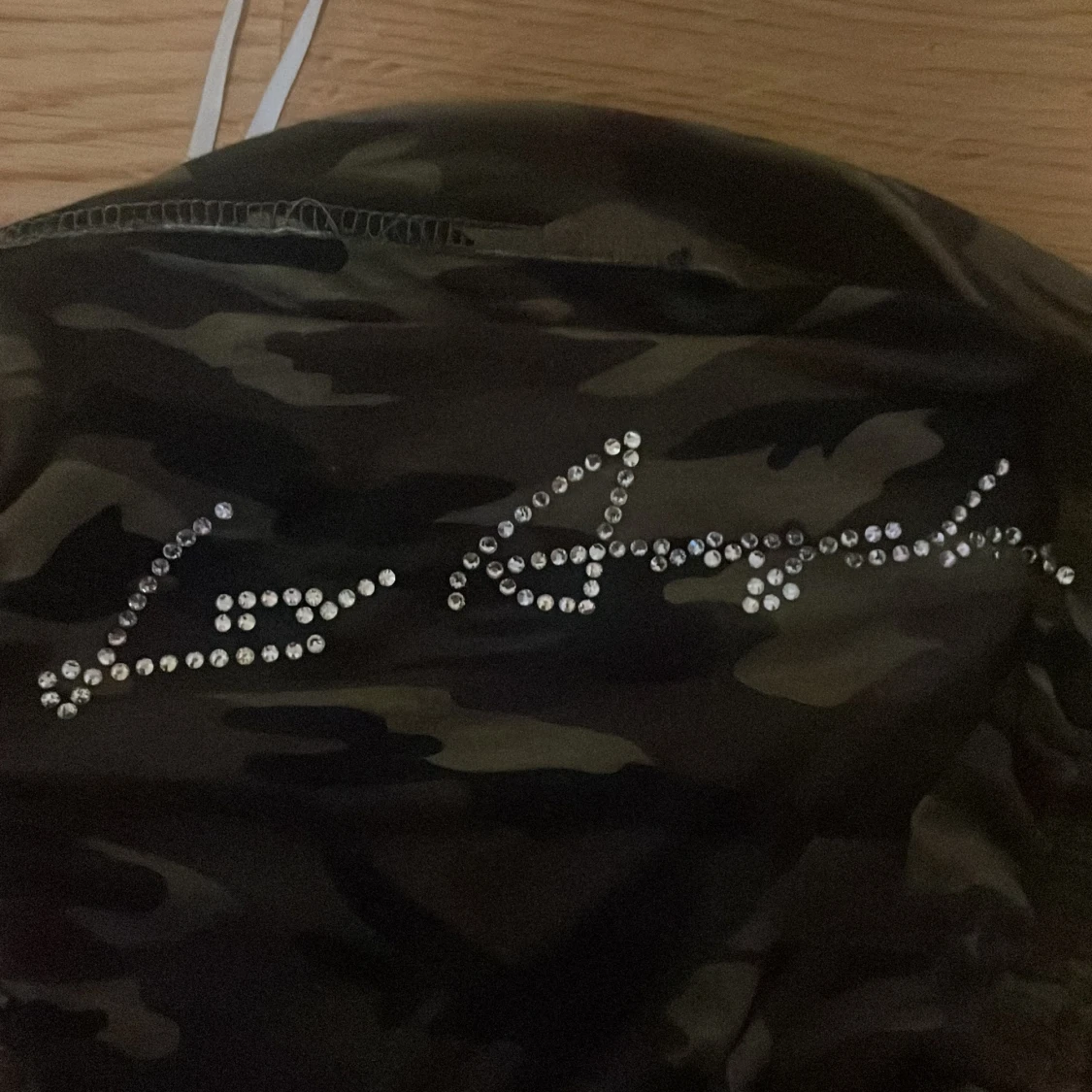 camo print med pärltext  - 2