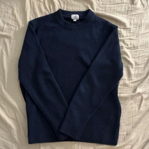 Sweatshirt ull - En riktigt snygg mörkblå tröja i ull från hm i storlek M. Perfekt till våren! Lite smått nopprig men annars i bra skick. 