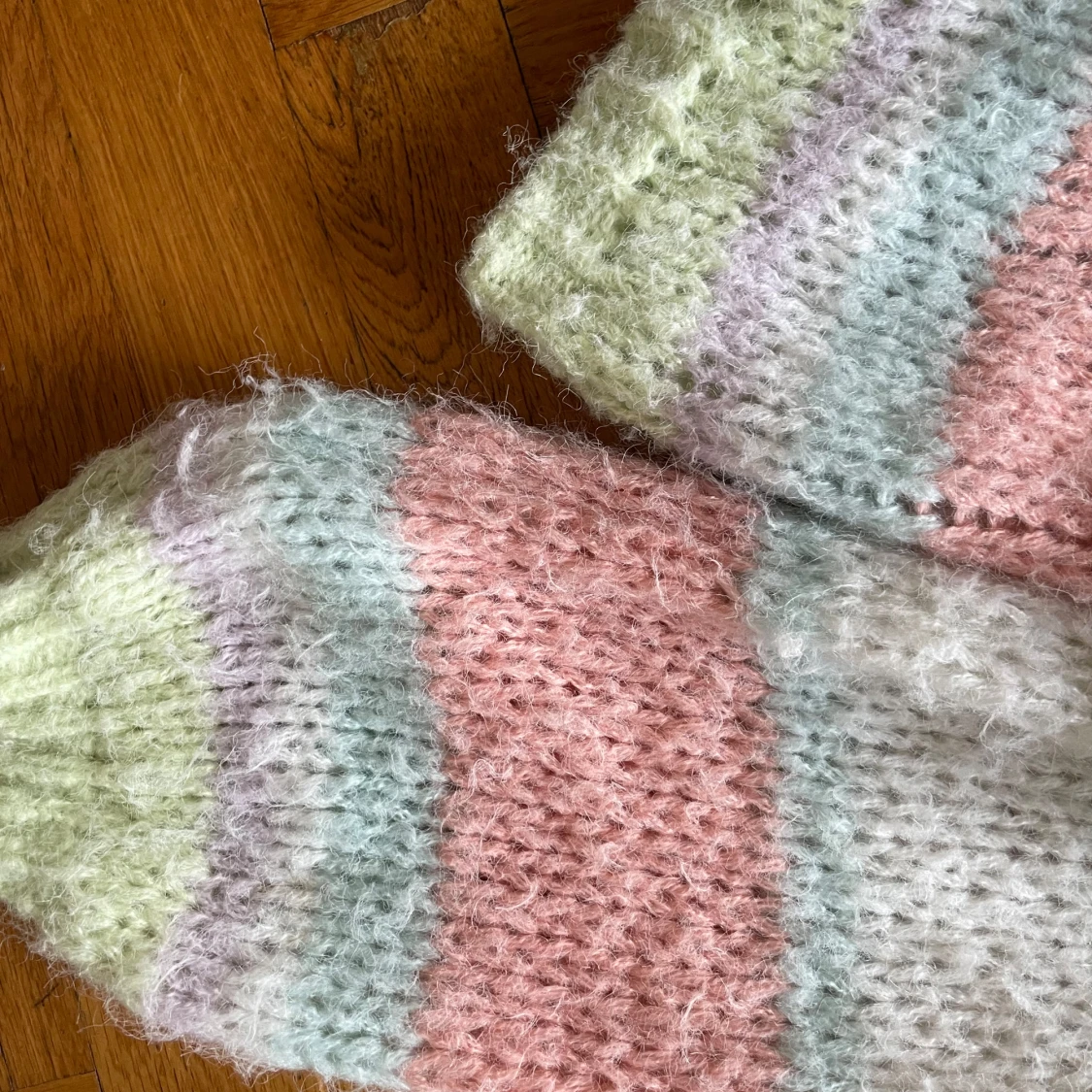 Randig stickad tröja i pastellfärger - 1