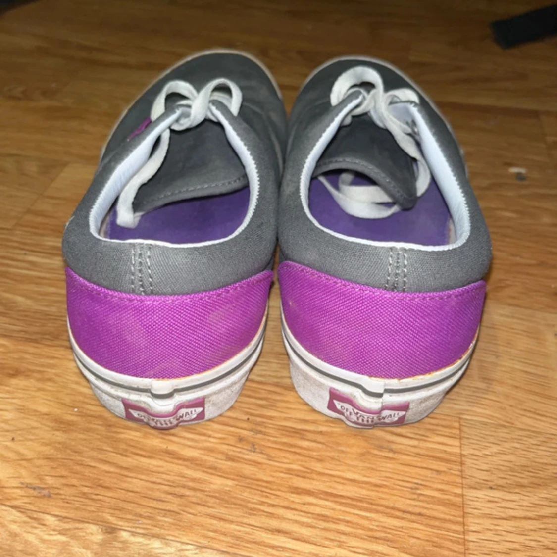 Grå och lila sneakers från Vans - 2