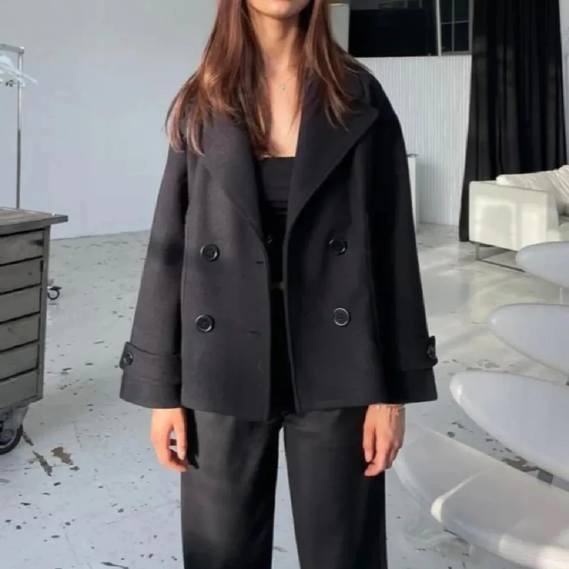 Svart kappa med knappar