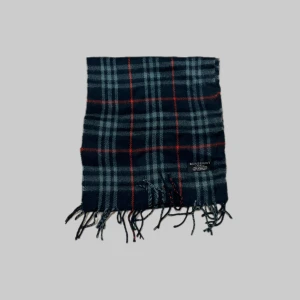 Marinblå Burberry Halsduk/Scarf - Säljer denna marinblå burberry scarf/Halsduk i bra skick. Perfekt till kyliga Vinter, vår och höst väder.  Färg: Marinblå  Skick: 4/5  Pris: 400kr  Äkta✅ 