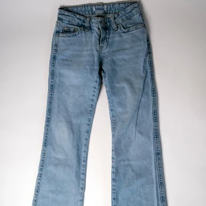 Ljusblå bootcut jeans - Ljusblåa flared second hand-jeans Säljer ett par snygga ljusblåa jeans i bra skick. Perfekt för dig som vill ha en tidlös och lättmatchad byxa! Lågmidjad byxa, med trendiga bakfickor. Byxorna är second hand som vi har fräschat upp och säljer för ett billigare pris! 📏 Storlek: 32 📌Skick: Bra skick💡 Passform: Utsvängda/flare