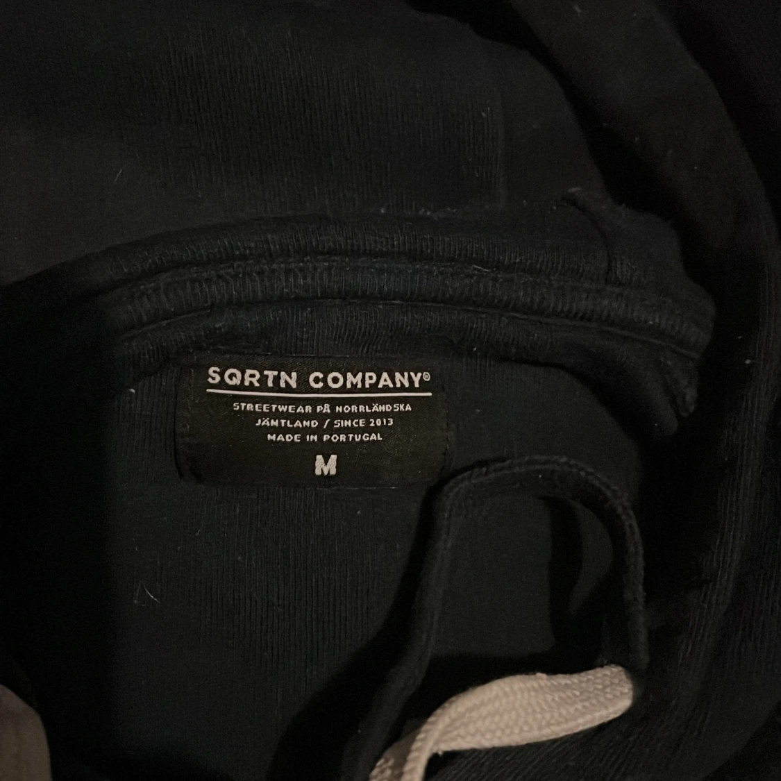 En snygg mörkblå hoodie, Norrland, SQRTB company - 2