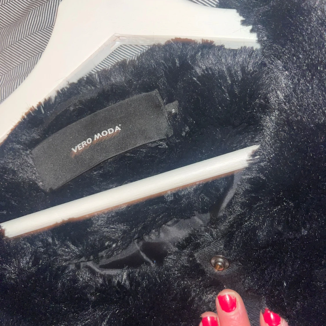Svart pälsjacka från Vero Moda - 2