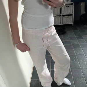 Rosa pyjamasbyxor - Säljer ett par super mysiga och sköna rosa pyjamasbyxor med vita ränder och snörning i midjan. De är ifrån ginatricot. Tveka inte att skriva om ni undrar över något!