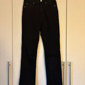 Svarta byxor från H&M - högmidjade svarta byxor från H&M med slits längst ner. används inte. bra i längd om man är 170cm