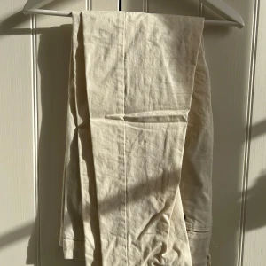 Helt oanvända John Henric chinos vita  - Helt oanvända John Henric chinos vita. Bild nummer 1 speglar inte riktigt färgen (tror det beror på ljuset se därav bild nummer fyra. Säljer 8 par chinos och linnebyxor i samma storlek och olika färger så vänligen se min sida för fler färger, vid köp av flera fixar jag en bra deal! De är förhållandevis små i storleken. w36 är ungiefär 34 i vanliga storlekar.