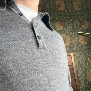 Pikétröja Oscar Jacobson - Snygg grå pikétröja från Oscar Jacobson med klassisk krage och tre knappar. Perfekt för en stilren look. Tröjan är i ett mjukt material som ger en bekväm passform. Tröjan är använd fåtal gånger. Nyskick! Nypris ligger runt 1900kr. M fast är mindre i strl så passar S