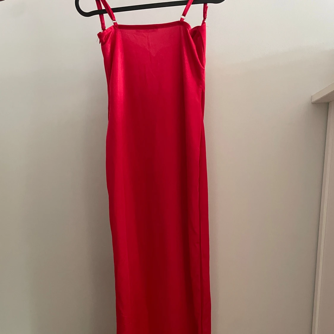 Röd satin axelbandslös klänning  - 2