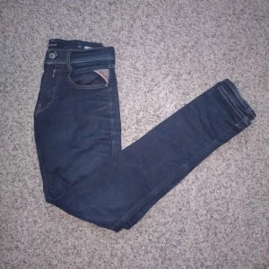 Replay anbass jeans - Säljer ett par mörkblå stilrena Replay anbass. Jeansen är i fint skick. Jeansen sitter slim och har storlek w28 l32. Hör av er vid frågor!