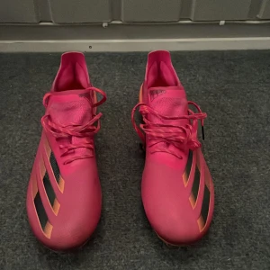 Adidas X Ghosted .1 AG - Säljer ett par Adidas X Gohsted .1 AG, okej skick, några slitingar fram vid tårna men annars felfria. Använda i sparsamt skick och dessa är säkert dugliga i några säsonger till 100%!