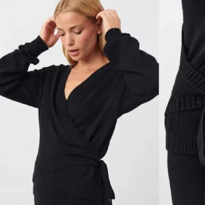 Wrap cardigan Ginatricot  - Snygg svart omlottkofta från Ginatricot med knytband i midjan. Den är storlek XS och har inga defekter🫶🏽🫶🏽