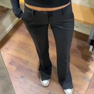 Svarta kostymbyxor - Från bikbok! Har 2 par i olika modell skicka vid intresse så skickar jag bild! Snygga svarta kostymbyxor med låg midja och bootcut-stil. Perfekta för en stilren look. Byxorna har en dragkedja och knappar framtill. Hör av er vid frågor!🥰