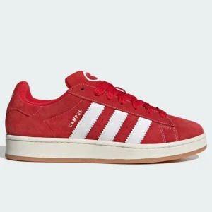 Röda Adidas Campus sneakers - Snygga röda Adidas Campus sneakers med klassiska vita ränder och snörning. Skorna har en stilren design med en bekväm sula och är perfekta för en avslappnad stil. Rensar och säljer pga flytt. 