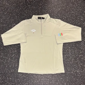 Golf tröja - Denna golftröja är både jätte skön och tillverkad av högkvalitativt material. Den erbjuder en perfekt passform som gör att du kan röra dig fritt, samtidigt som den andas och transporterar bort fukt. Tröjan är lätt att tvätta och behåller sin form och färg. Med sin stilrena design är den perfekt både för golfbanan och vardagsbruk. Satsa på komfort och stil med denna fantastiska golftröja!