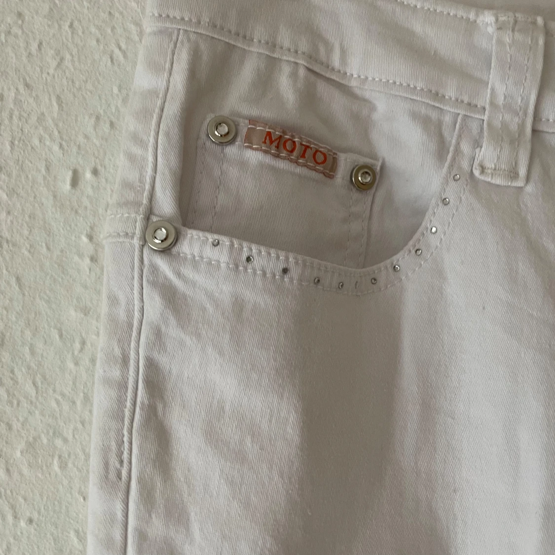 Vita bootcut jeans från Moto - 3