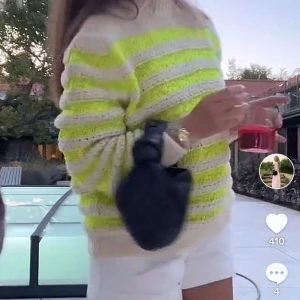 Randig stickad tröja Acne Studios - Storlek M. Skriv för bild för det är en liten defekt vid kragen 