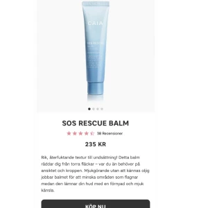 SOS Rescue Balm från CAIA - SOS Rescue Balm från CAIA är en rik och återfuktande balm som hjälper mot torra fläckar på både ansikte och kropp. Den innehåller sheasmör och vitamin E för att mjukgöra huden utan att kännas oljig. Perfekt för att minska flagning och ge en förnyad och mjuk känsla.