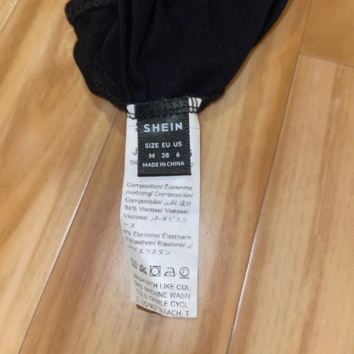 Svart kortärmad topp från Shein - 2