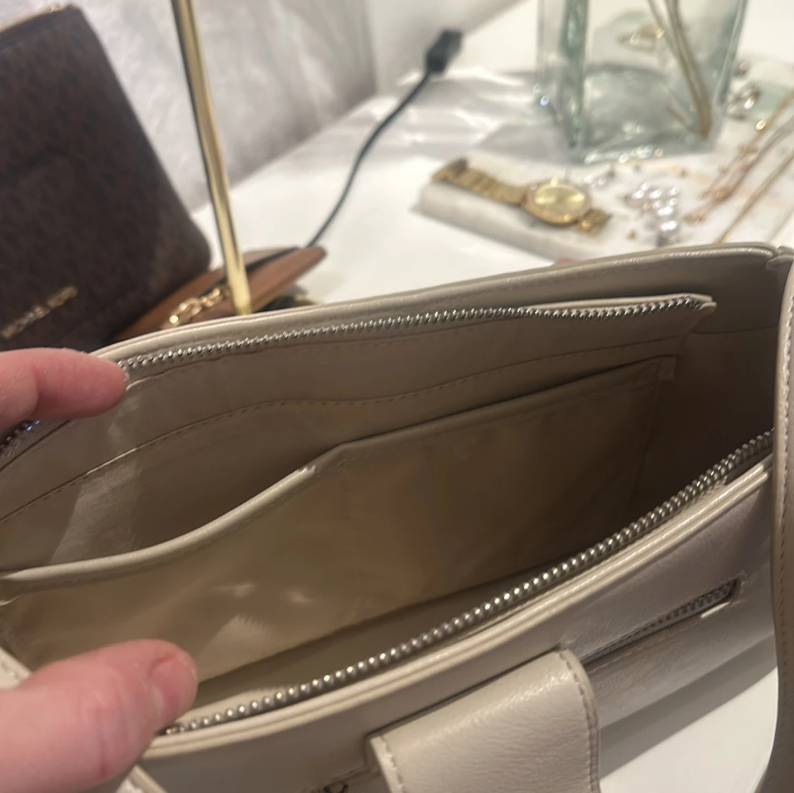 Beige axelväska med spänne - 2