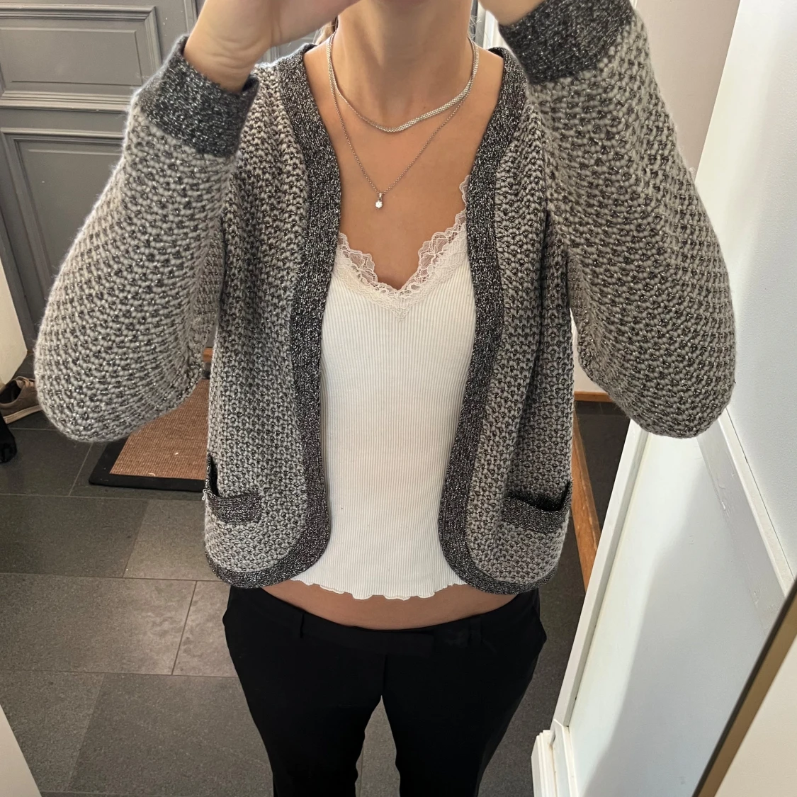 Glittrig stickad kofta - 1