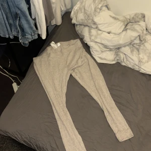 Beige mjukisbyxor från H&M - Säljer ett par bekväma beige mjukisbyxor från H&M. Perfekta för en avslappnad dag hemma eller en snabb tur till affären. Byxorna har en elastisk midja för extra komfort.
