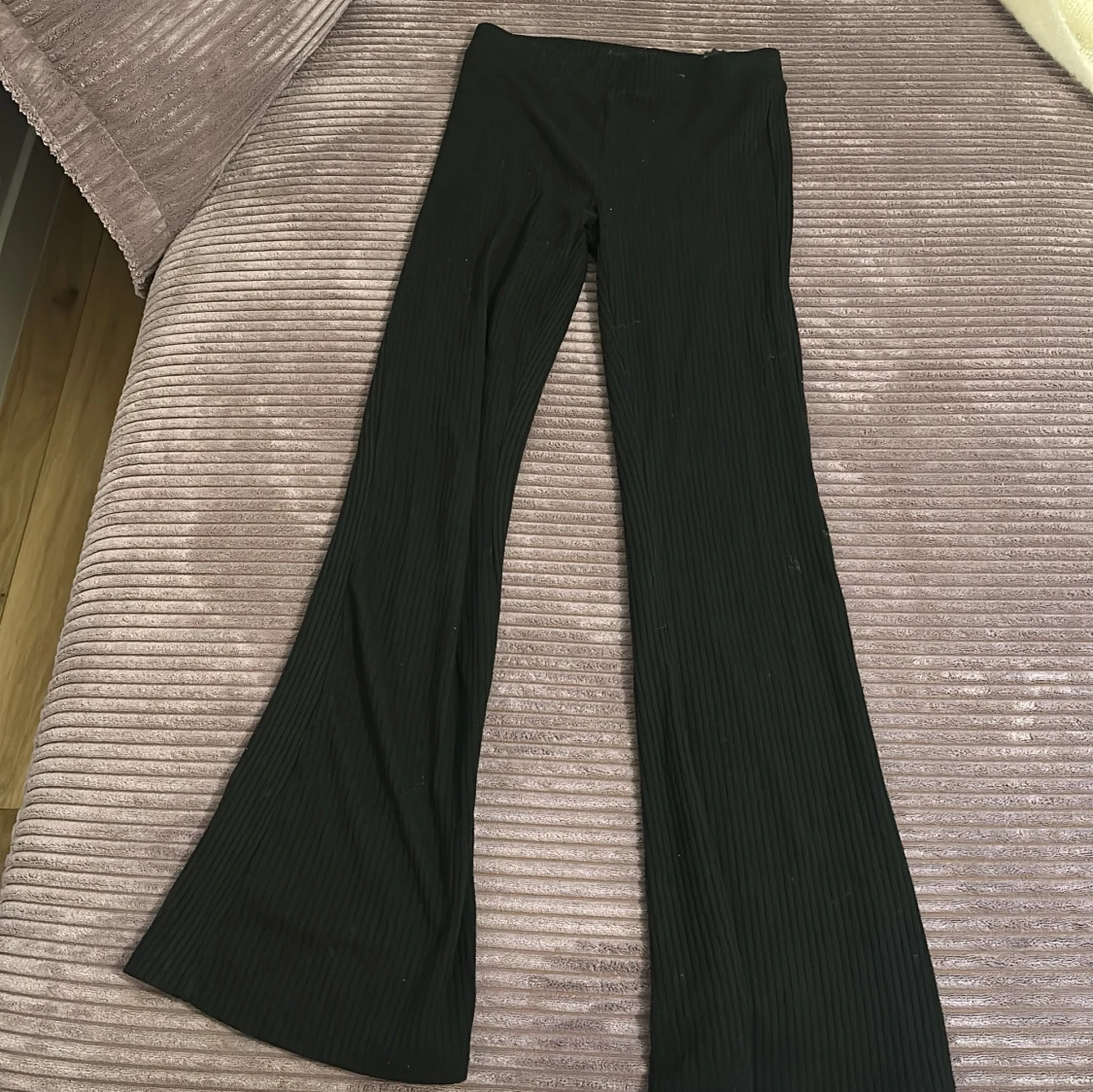 Svarta ribbade byxor från H&M - 1