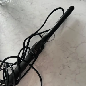 Svart locktång - Locktång från Myextensions Använd 1 gång 19mm  PRODUKTDETALJER - Keramisk beläggning som enkelt släpper håret - Temperatur upp till 210 grader - Stängs av automatiskt efter 1 timme