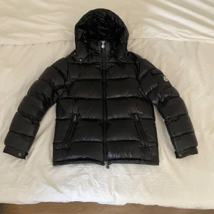 Moncler maya - Säljer nu denna feta Moncler maya i storlek 2 den är väldigt bra skick bara 1 mini hål i höger ficka lika stort som en enkrona. K*pia men en av dom bättre