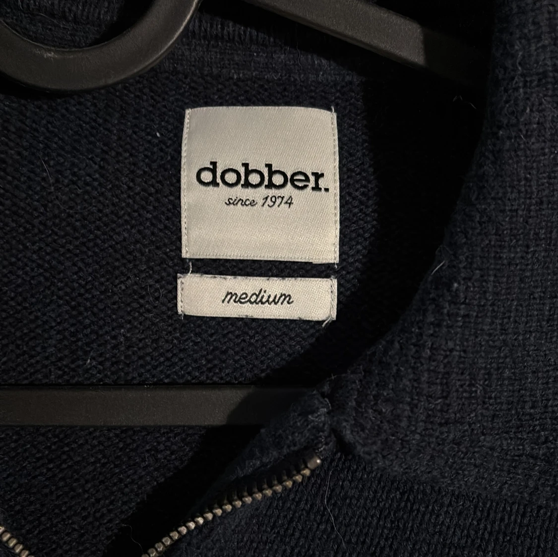 Mörkblå tröja med dragkedja från Dobber - 1