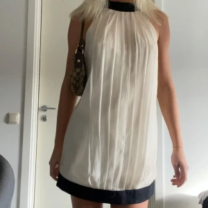 Kort klänning  - Otroligt fin mini klänning med snyggt fall. Klänningen är i ett bra skick men liten defekt finns på tyget (se sista bild) inget som syns när klänningen sitter på men värt att känna till!⭐️