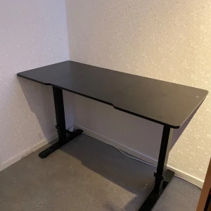 Svart gaming bord - Säljer ett stilrent svart gaming bord med rektangulär form. Perfekt för spelning, kontoret eller hemmastudion. Bordet har en slät yta och robusta ben som ger stabilitet. Passar bra i hörn eller mot en vägg. Längd 137cm. Inga skador finns. Ändats hämtas!!!!